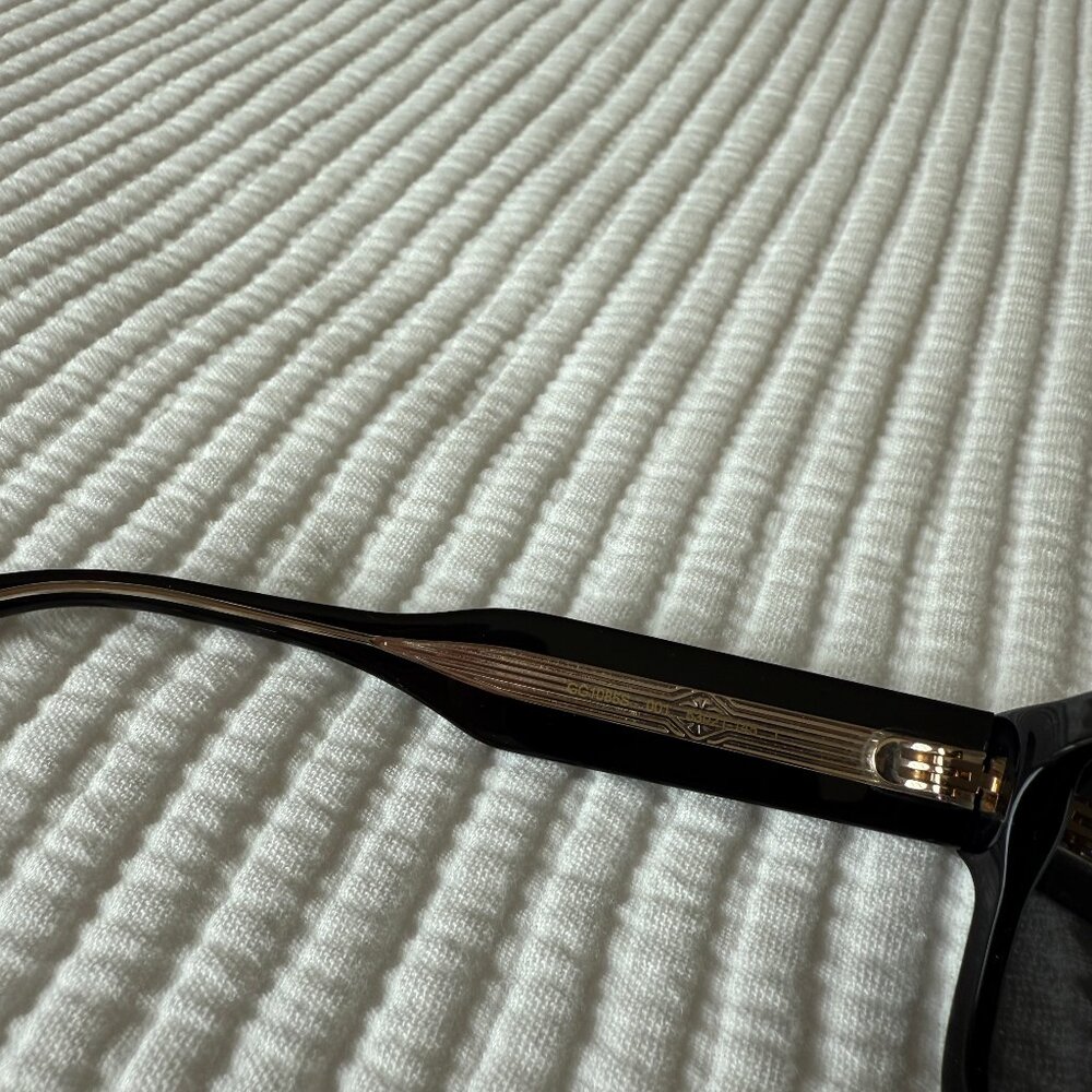 Gucci Black Sunglasses with Red Case - Picture 4 of 9